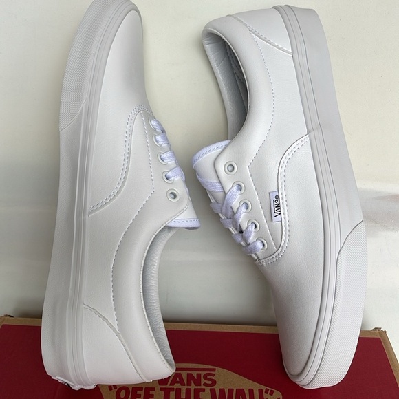 Vans Other - Vans Men’s Era Classic Tumble)Truewhite
VN0A38FRODJ
Sneakers